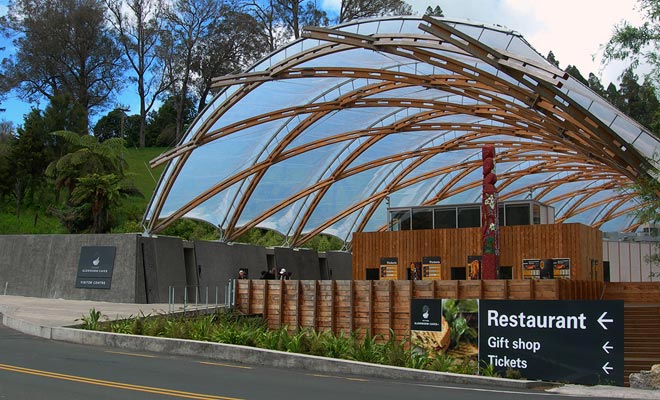 Il centro visitatori di Waitomo è facile da raggiungere. Promuove principalmente le principali escursioni, ma ci sono altri (vedi Ben i consigli di Kiwi alla fine dell'articolo).