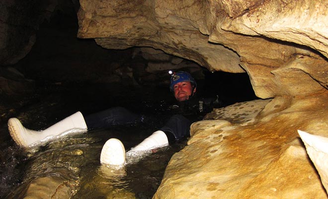 Sapere come nuotare è rassicurante e ti permette di assaporare l'esplorazione delle grotte. Ma questa non è un'abilità indispensabile e il fiume non è abbastanza profondo, né è l'attuale forte abbastanza per essere in pericolo.