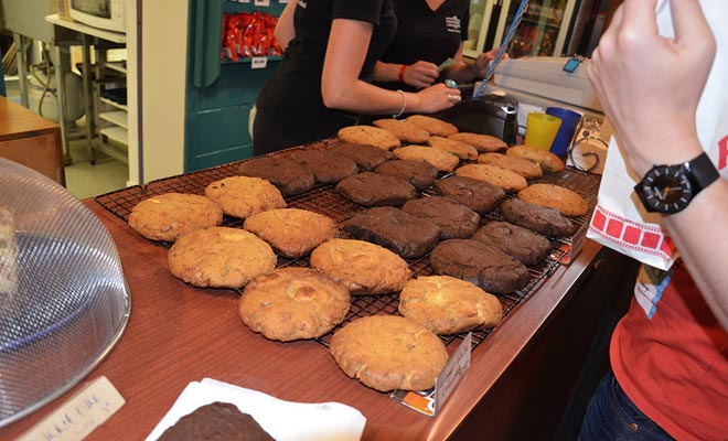 I biscotti venduti al cinema Paradiso durante l'intervallo sono fatti in casa. Preparati durante il giorno, vengono cucinati durante l'inizio del filmato. Sono abbondanti e completeranno molto bene il picnic della prossima giornata sulla strada.