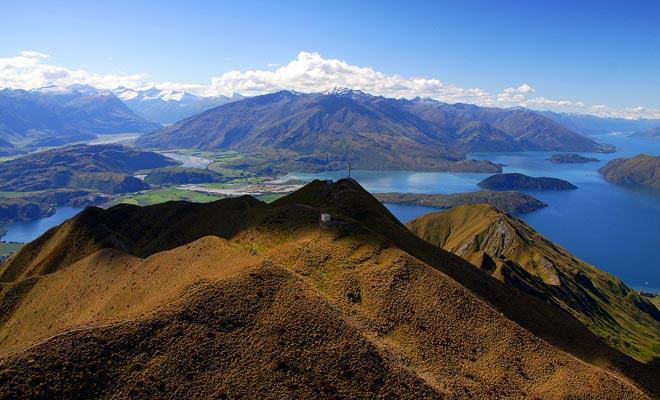 La cima della Montagna Rocciosa offre viste mozzafiato sul lago e sulle montagne della zona.