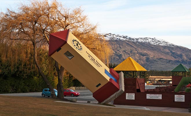 Quando arrivi in ​​città, non puoi perdere la torre pendente di Puzzling World.