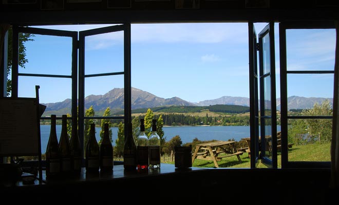 È possibile registrarsi per una degustazione di vini presso la proprietà Nick Mills chiamata Rippon Vineyard. La vista del lago lo desserva!