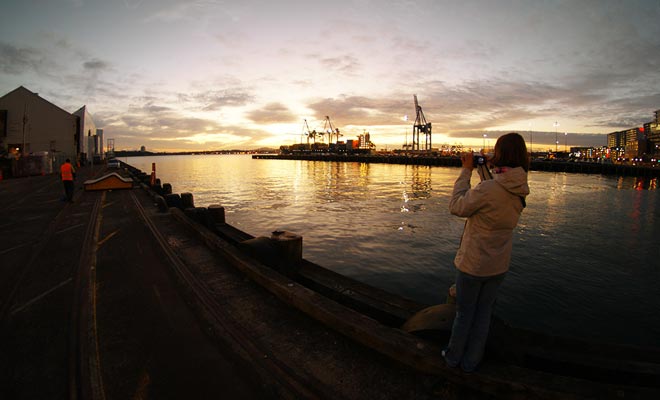 Auckland heeft meer dan vijftig stranden en de centrale locatie is ideaal voor de weekendactiviteiten. Aan de andere kant biedt Wellington meer charme en meer stimulerende culturele activiteiten, waaronder het beroemde Te Papa Museum of Weta Cave, de atelierwinkel van Peter Jackson.