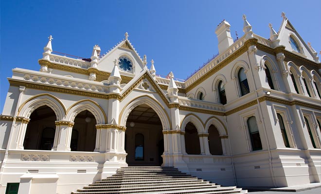 La Biblioteca di Wellington ha un'architettura superba. L'edificio si trova in un giardino pubblico nel centro della città.