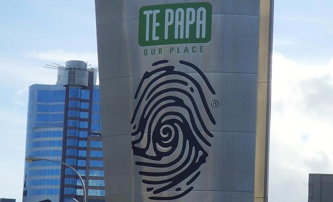 La principale originalità del Te Papa Museum di Wellington è il modo in cui le opere sono esposte. Le navate sono ampie e i creatori hanno scelto di favorire la qualità e l'interazione a scapito della quantità. Questo non è riuscito a fare polemiche, ma il successo è stato immediato.