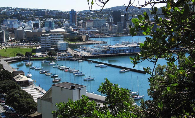 Il quartiere Waterfront è un antico porto turistico trasformato in un'area ricreativa. È particolarmente famosa per il lungomare ornato da citazioni di scrittori.