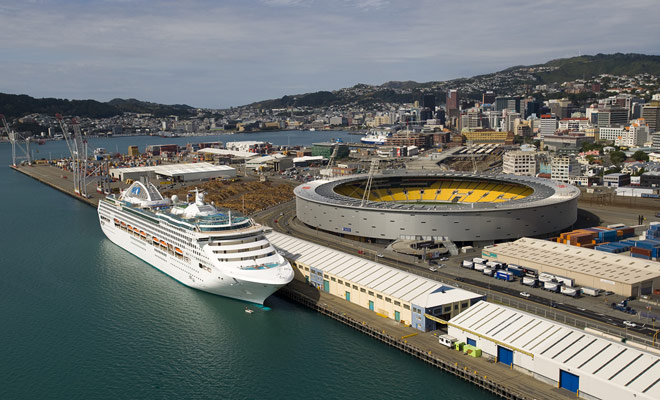 Het Westpac Stadium is de thuisbasis van Wellington's Hurricanes, een van de top teams in Super Rugby. Het stadion ontvangt ook grote internationale ontmoetingen wanneer het Eden Park van Auckland niet beschikbaar is.