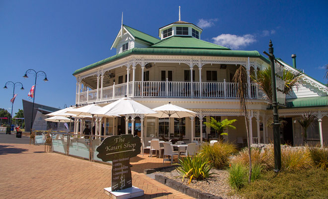 Downtown Whangarei heeft prachtige landhuizen in koloniale stijl en de meeste zijn omgezet in restaurants of hotels.