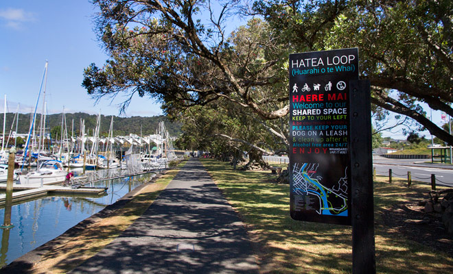 Hatea loop is een korte wandeling die rond de Whangarei jachthaven gaat. In de schaduw van de bomen gaat u langs de kade.