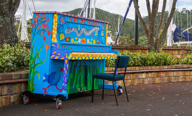 De sfeer is ontspannen in het centrum van Whangarei, en u kunt zelfs de self-service piano spelen als u dat wilt.