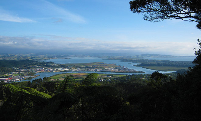 Om Whangarei en de hele regio te bewonderen, kunt u te voet of met de auto Mount Parihaka beklimmen. Een monument van de Tweede Wereldoorlog staat bovenaan.