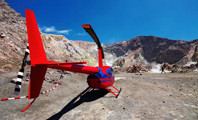 Als u aan zeeziekte onderhevig bent, kunt u per helikopter de vulkaan bezoeken. Natuurlijk is deze wijze van vervoer duurder, maar het is spectaculair.