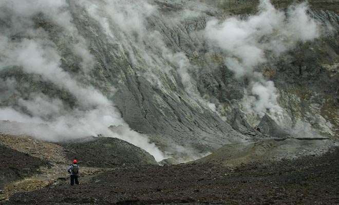 Geen soort vegetatie kan overleven op het oppervlak van de vulkaan. Je zou denken dat je op een andere planeet van het zonnestelsel zit.