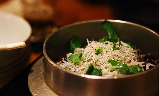 Het whitebait seizoen wordt verwacht door een heel land. Dit frituur wordt geserveerd in de beste restaurants.