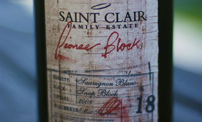 Se fosse assolutamente necessario scegliere un vino della Nuova Zelanda, sarebbe il blocco Pioneer di Saint Clair Family Estate, un delizioso Sauvignon Blanc 2008.