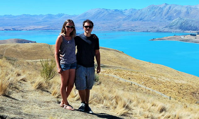 Julie e Quentin di VeryNZ Viaggio di fronte al lago Tekapo.