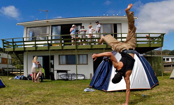 YHA is aanwezig in heel het land, ook in afgelegen gebieden moeilijk te bereiken. Ze worden Backpackers genoemd in verband met de reiziger's rugzakken.