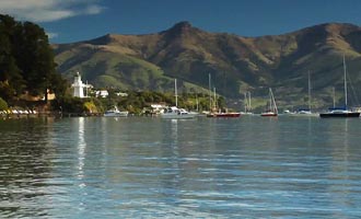 Aan het eind van de dag herstelt de haven van Akaroa zijn rust.