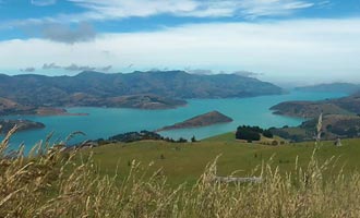 Een verslag dat ons brengt naar de ontdekking van Akaroa en haar belangrijkste belangencentra.