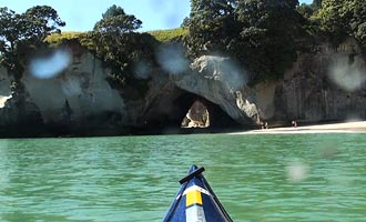 Huur een kajak in Hahei om naar Cathedral Cove langs de kust te komen.