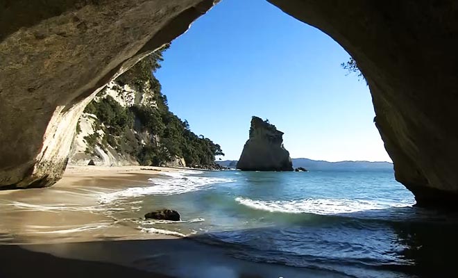 Het kleine strand ligt in het schiereiland Coromandel.