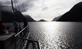 De fjordtour is in de winter goedkoper en u kunt het sneeuwlandschap bewonderen.