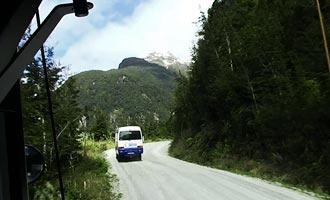 De tour vindt plaats over een volle dag en overstapt het meer Manapouri en de bergen.