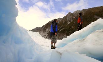 De blauwe ijsgrotten zijn het hoogtepunt van het bezoek. Je voelt je alsof je onder de oceaan bent.