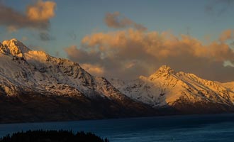 De bergen uit de ijstijd omringen het Wakatipu-meer.