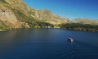 De kruising van het meer aan boord van de TSS Earnslaw vindt plaats bij het geluid van de piano.