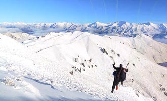 De paragliders rushen uit de top van de skyline, inclusief in de winter.