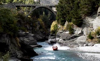 De Shotover River volgt een spectaculaire smalle canyon.