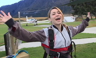 Nadine nodigt u uit om haar parachute sprong in Nieuw-Zeeland bij te wonen.