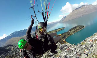 Hier is een video opname door een professional tijdens een paragliding reis over Lake Wakatipu.