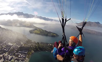 Een video die een paraglidingvlucht vertoont in tandem over de hoofdstad van het avontuur in Nieuw-Zeeland.