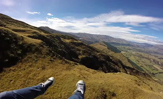 Een opvallende video die je in de schoenen zet van een vakantier die zijn paragliding doop bereikt.