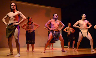Una prestazione di danza tradizionale del Maori nel Museo Memoriale della Guerra di Auckland.