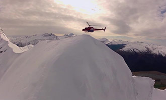 La parte superiore della cima deve essere depositata al sommo di una montagna per scendere in pista sci fuori pista.