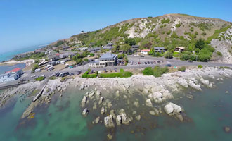 Het is het best bekend om zijn walvissen, maar het schiereiland Kaikoura is ook een populaire surfplek.