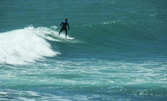 Raglan Beach is het beroemdste surfstrand van Nieuw Zeeland, en de golven zijn uitzonderlijk.