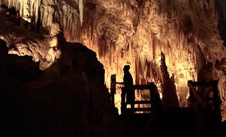 Devi prenotare per visitare la Grotta Aranui, famosa per le sue stalattite rosa.