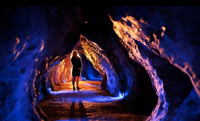 Sono visitate diverse grotte. I tre più noti sono Grotta di Glowworm, Grotta di Ruakuri e Grotta di Aranui.