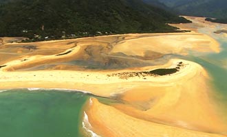 La randonnée qui longe la côte sur 55 km alterne les plages et les passages en forêt.
