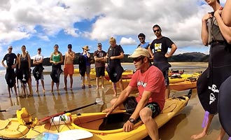 S'inscrire à une sortie avec un guide permet d'appréhender les rudiments du kayak.