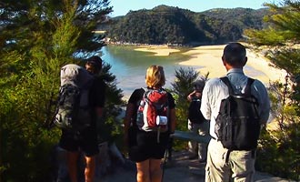 On pratique surtout le camping dans le parc. La randonnée, le farniente et la rencontre avec les otaries sont également populaires.