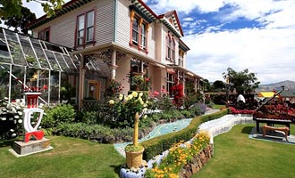 Les sculptures mosaïques de Josie Martin sont exposées dans le jardin de son Bed and Breakfast.