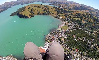 Vue du ciel, la péninsule offre un spectacle grandiose. Pour s'envoler, il faut s'élancer depuis une des collines qui encerclent la baie.