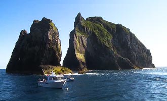 On peut se rendre au Cap Brett par la mer ou par la terre en suivant une longue randonnée de 8h.