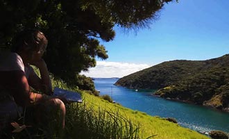 Vous pouvez louer un voilier pour sillonner la baie d'île en île.