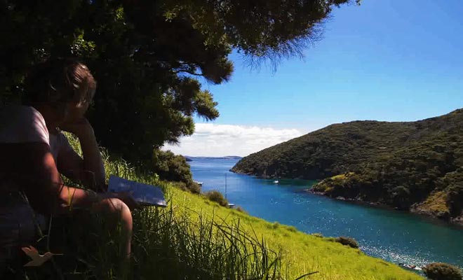Vous pouvez louer un voilier pour sillonner la baie d'île en île.
